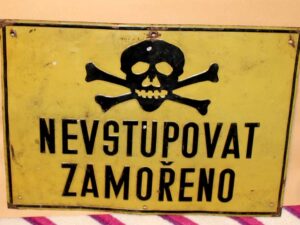  Plechová vojenská cedule Nevstupovat Zamořeno.
