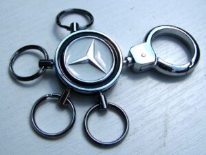 Přívěsek na klíče Mercedes s rychlovyjímačem klíčů, lesklý kov.
