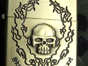 Benzinový zapalovač metalistů -Skull Metal Ashtray Set.