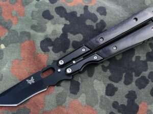 Motýlkový celokovový nůž Bench 21cm s klipsem pro nošení