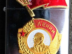 Benzinový zapalovač -Komunista CCCP - Lenin.