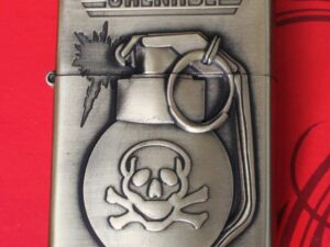 Benzinový zapalovač Grenade styl zippo.