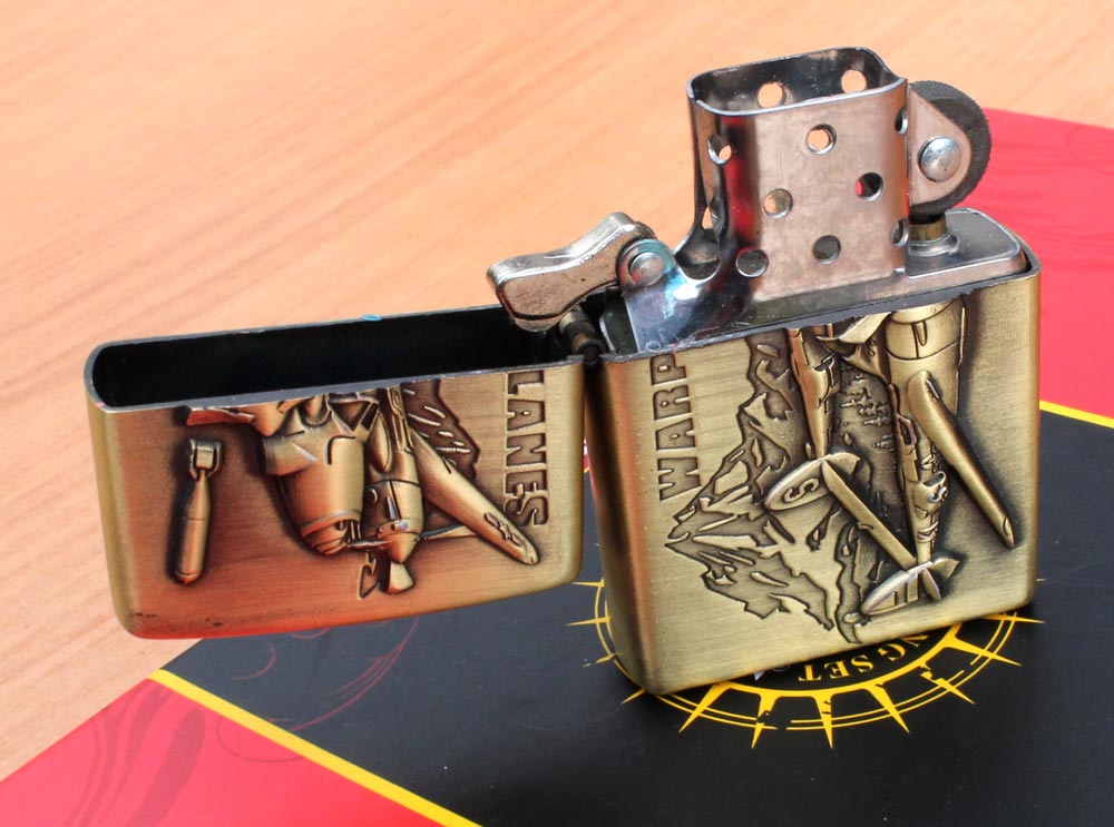Benzinový zapalovač WAR Planes Dvoumotorák styl zippo. - Image 4