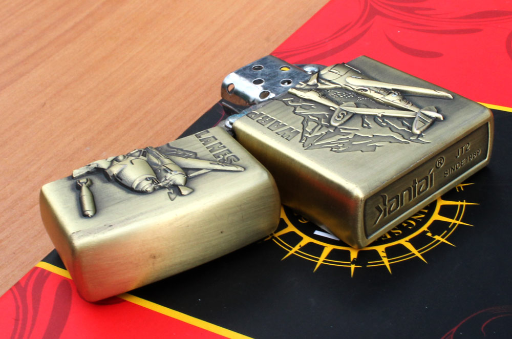 Benzinový zapalovač WAR Planes Dvoumotorák styl zippo. - Image 3