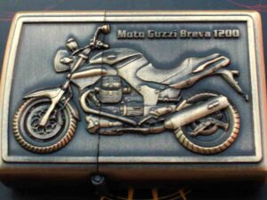 Benzinový zapalovač Moto Guzzi Breva 1200 styl zippo.