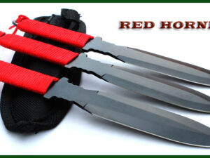Sada 3 vrhacích nožů Red Hornet v pouzdře na pásek.