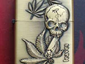 Benzinový zapalovač Cannabis leaves s lebkou styl zippo.