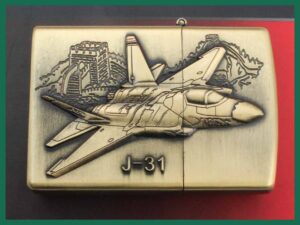 Benzinový zapalovač Bombardér J-31 styl zippo.