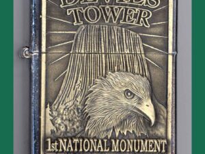 Benzinový zapalovač Devils Tower 1st National Monument Wyoming styl zippo.