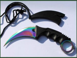 Karambit nůž s pochvou na pověšení na krk.