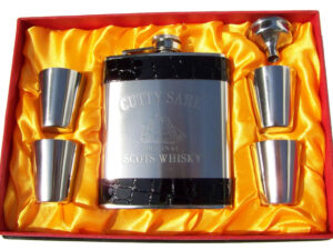 Placatka nerez Cutty Sark Scots Whiskey v dárk.kazetě, 4 kalíšky, trychtýř.