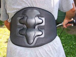 Bederní chránič zad motocyklisty i sportovce.