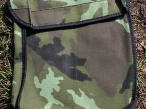 Maskáčové pouzdro na opasek pro dva zásobníky samopalu.
